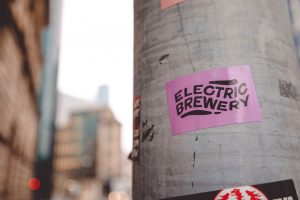 Devenez un pro de la décoration avec les stickers muraux foot
