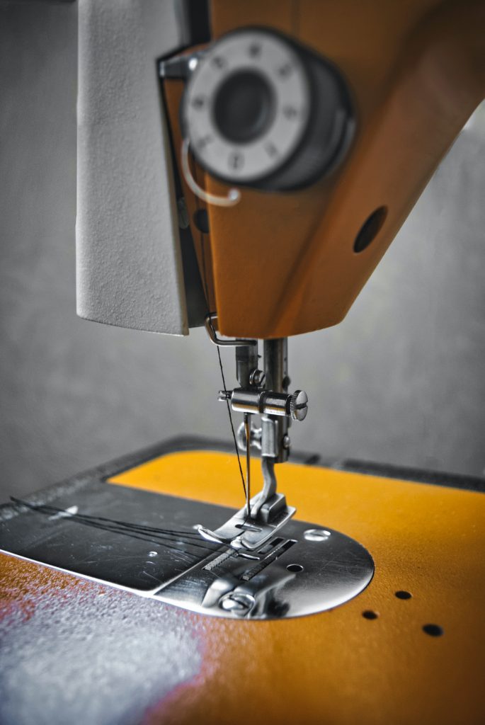 Guide pour choisir les accessoires indispensables de votre machine à coudre